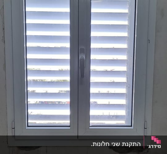 חלון אלומיניום עם תריסים לבנים